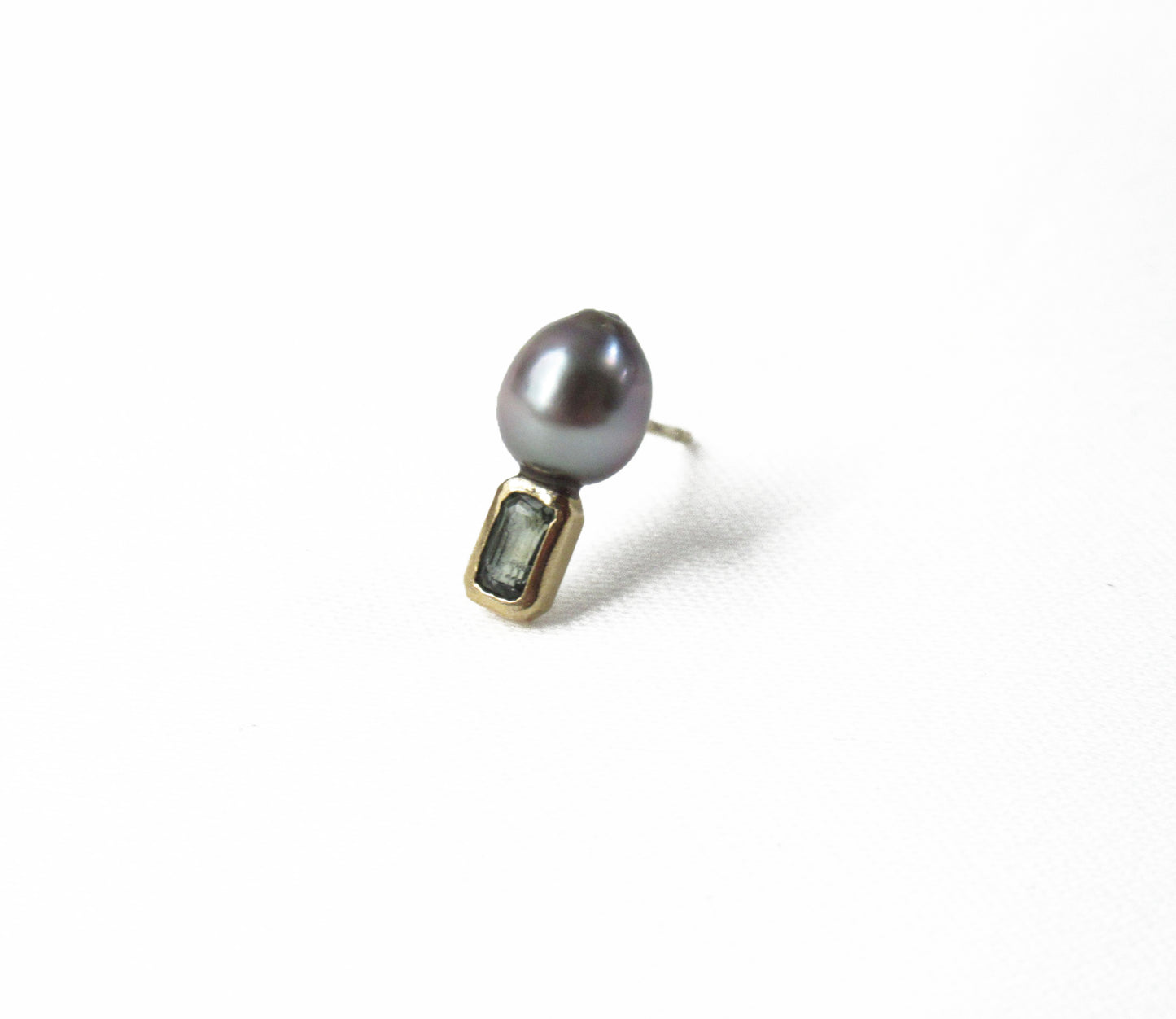 kerama pearl × green sapphire earring 2 / K18 (片耳)