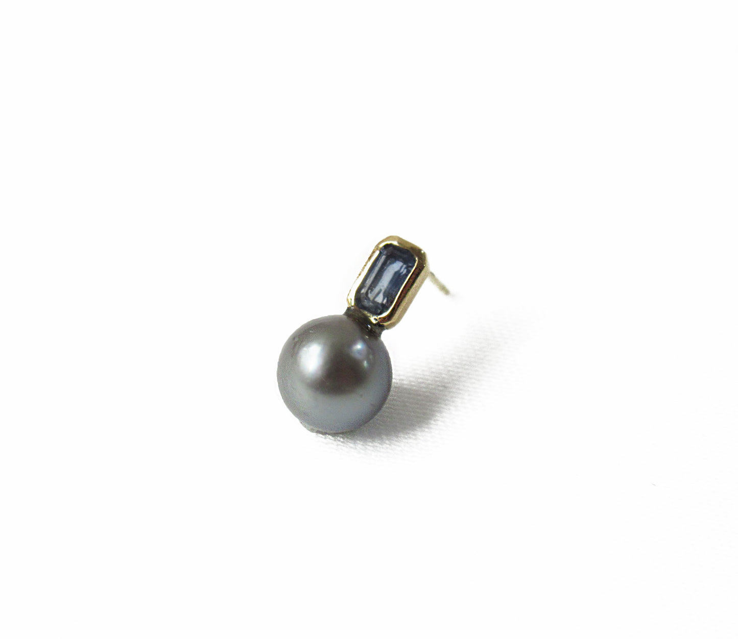 kerama pearl × blue sapphire pierced earring 1 / K18 (片耳)