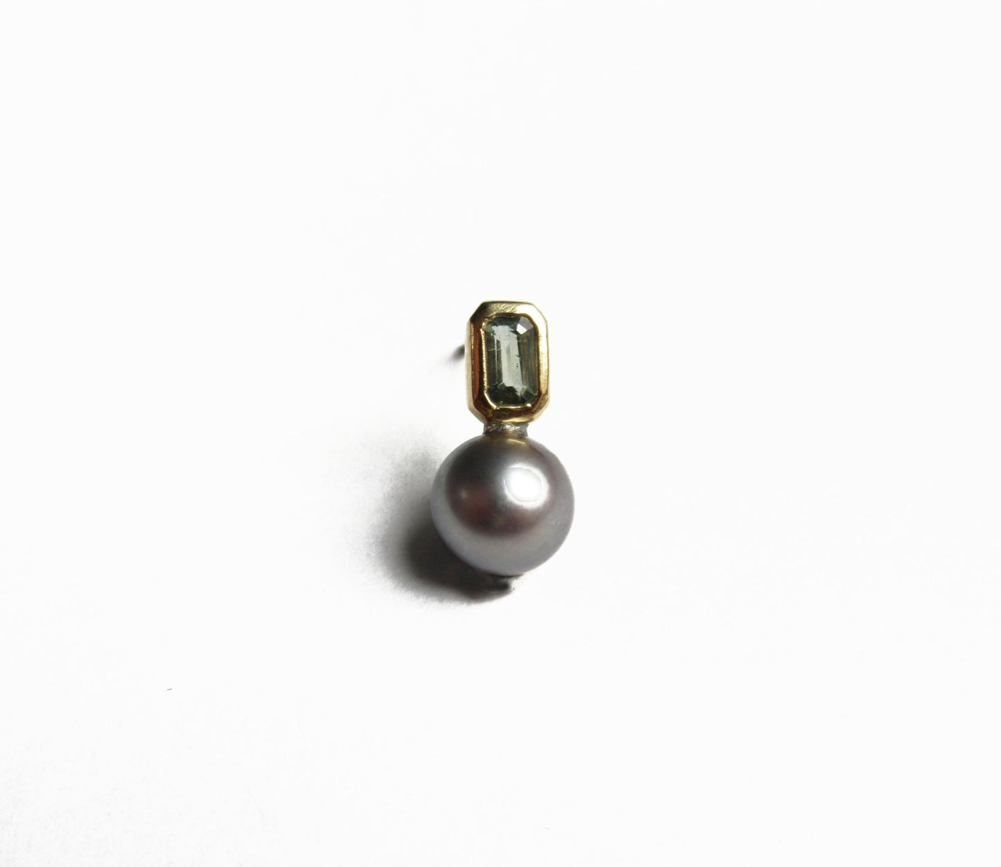 kerama pearl × green sapphire pierced earring 1 / K18 (片耳)