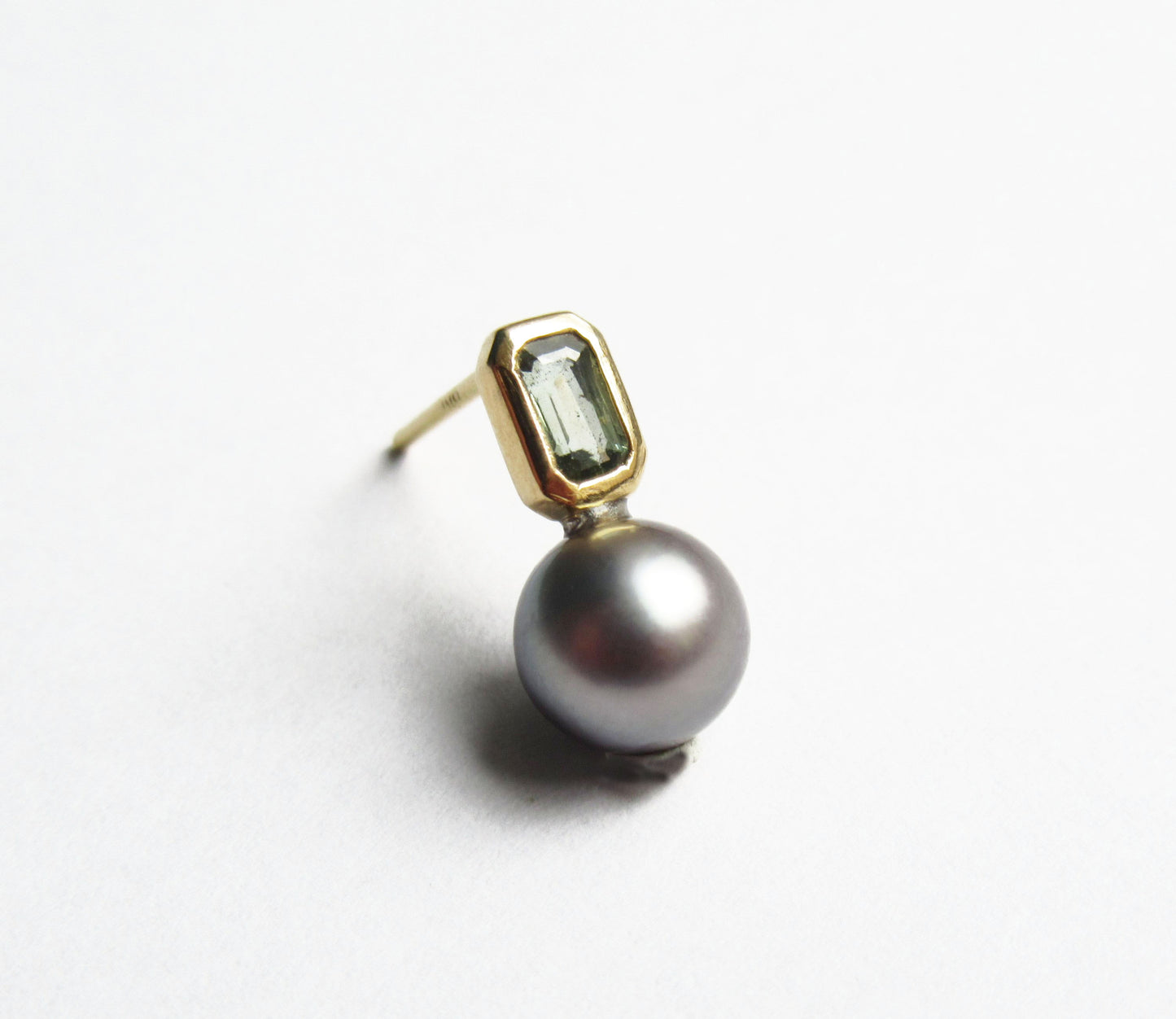 kerama pearl × green sapphire pierced earring 1 / K18 (片耳)