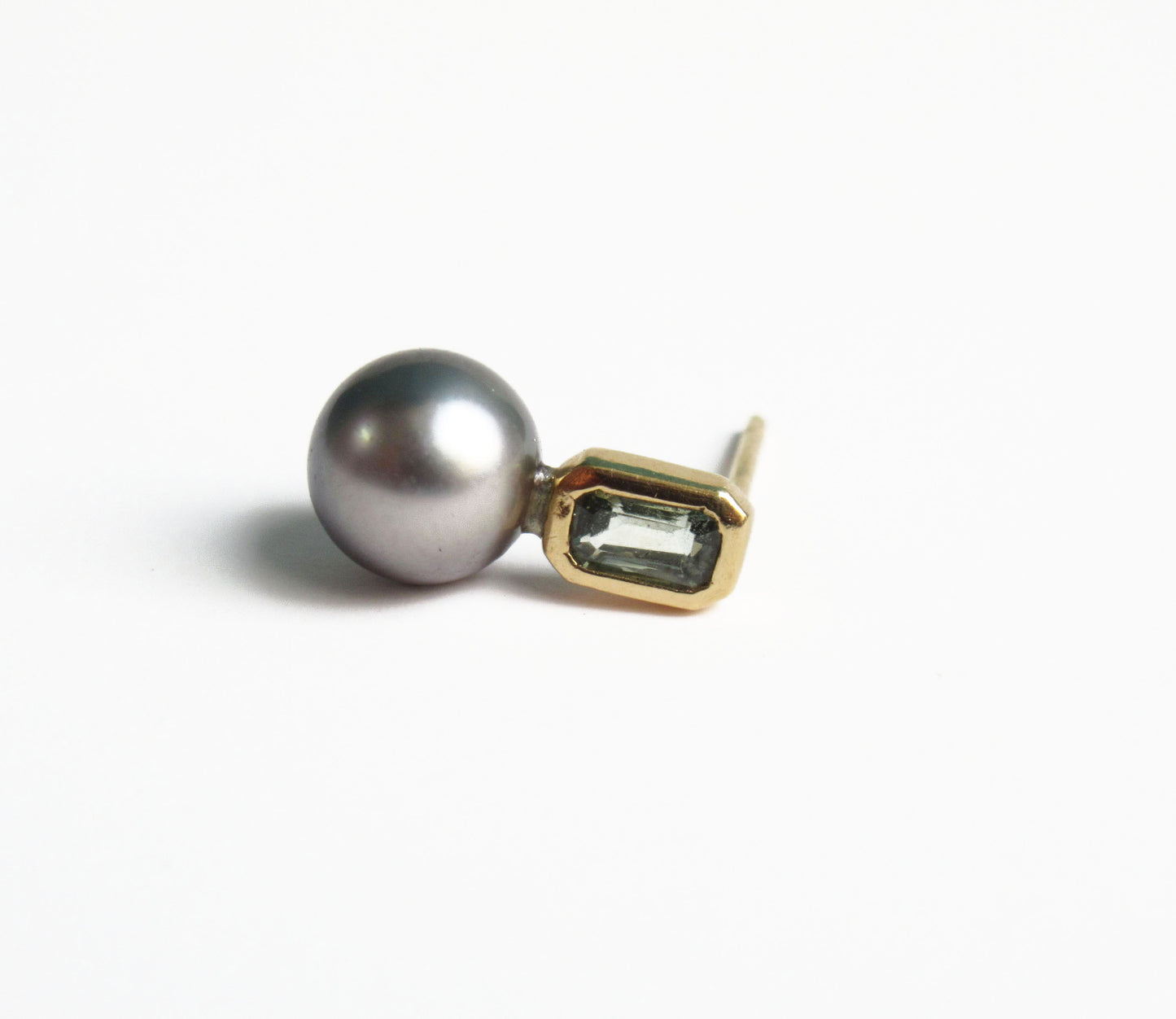 kerama pearl × green sapphire pierced earring 1 / K18 (片耳)