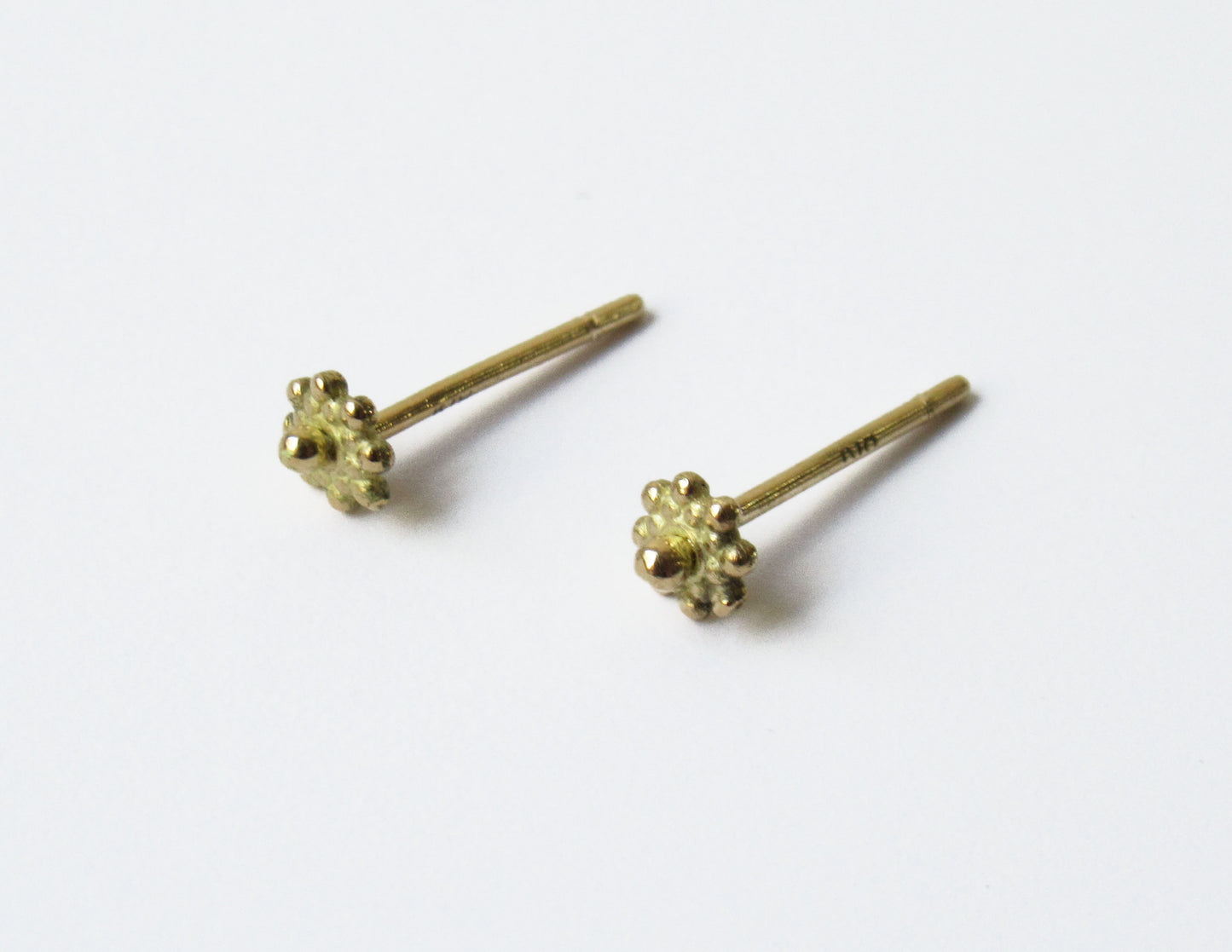 tsubutsubu flower earring 2 / K18 (片耳)