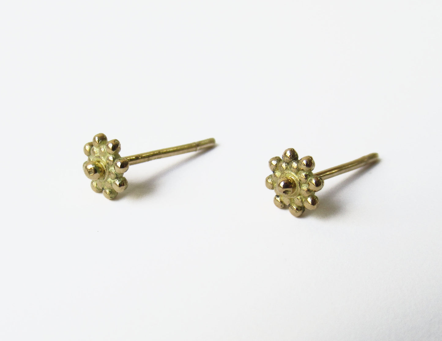 tsubutsubu flower earring 3 / K18 (片耳)